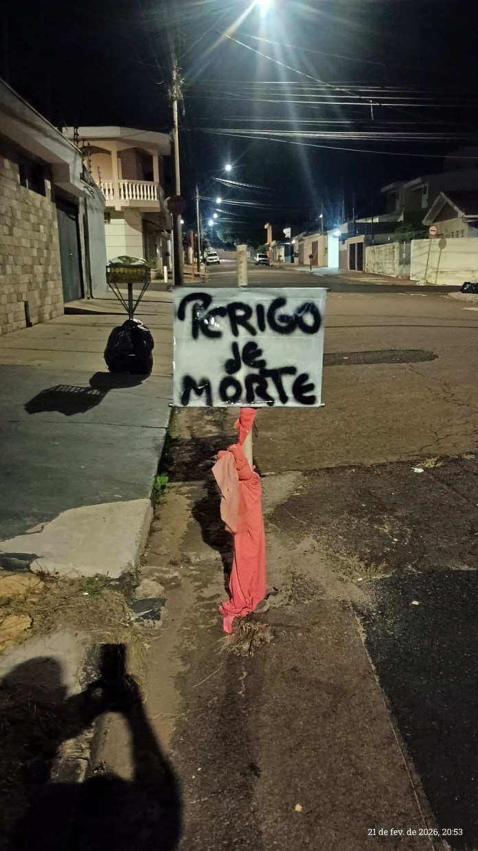 Vazamento e buraco na Benjamin Constant preocupam moradores Vazamento e buraco na Benjamin Constant preocupam moradores