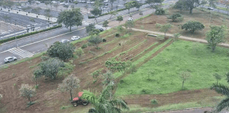 Limpeza chega à praça em frente ao Shopping Iguatemi
