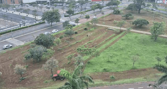 Limpeza chega à praça em frente ao Shopping Iguatemi Limpeza chega à praça em frente ao Shopping Iguatemi