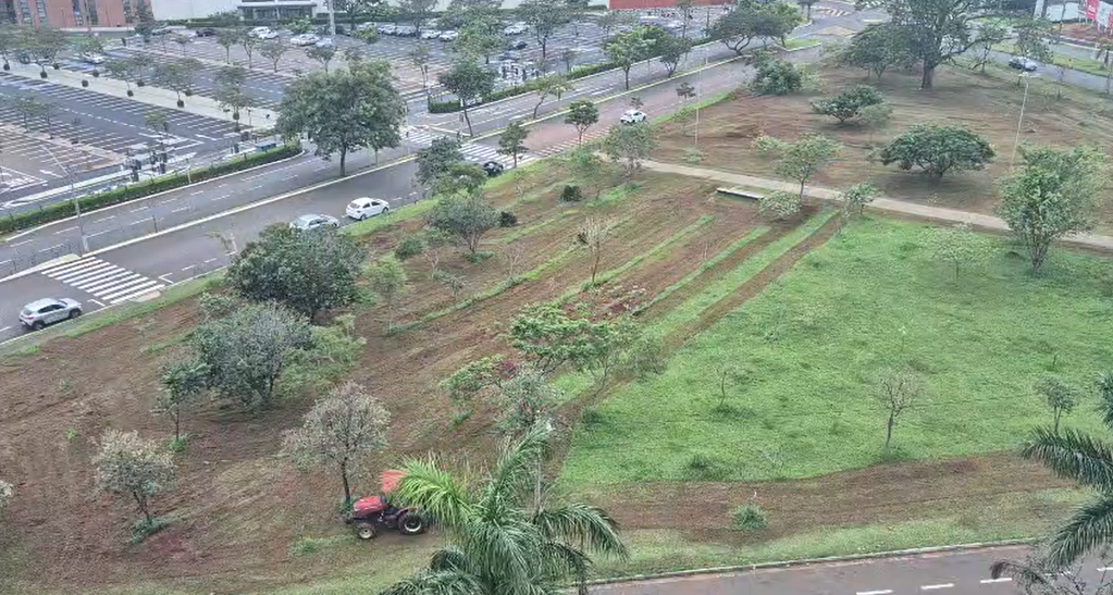 Limpeza chega à praça em frente ao Shopping Iguatemi