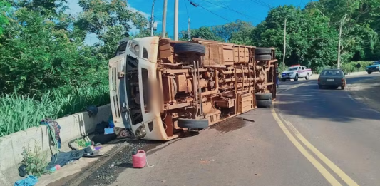 Micro-ônibus tombou/Foto: Defesa Civil de São Pedro