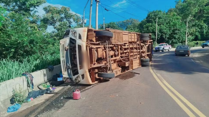 Micro-ônibus tombou/Foto: Defesa Civil de São Pedro Micro-ônibus tombou/Foto: Defesa Civil de São Pedro
