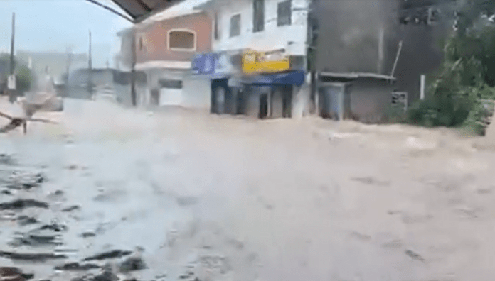Chuva provoca enchente em São João da Boa Vista Chuva provoca enchente em São João da Boa Vista