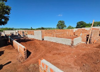 A construção do novo prédio do Centro Municipal de Educação Infantil, a CEMEI Dionísio da Silva, no distrito de Santa Eudóxia, avança e já entrou na fase de elevação das paredes, após a conclusão da etapa de fundação