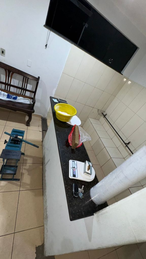 Drogas e veículo apreendidos pela PM