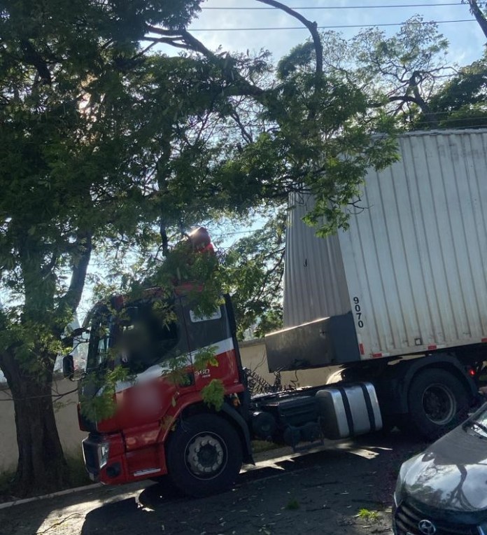 Departamento de trânsito informa: fluxo de veículos complicado na região do cemitério Departamento de trânsito informa: fluxo de veículos complicado na região do cemitério