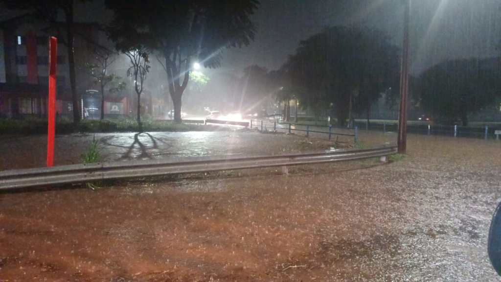 Chuva provoca alagamento na região da USP