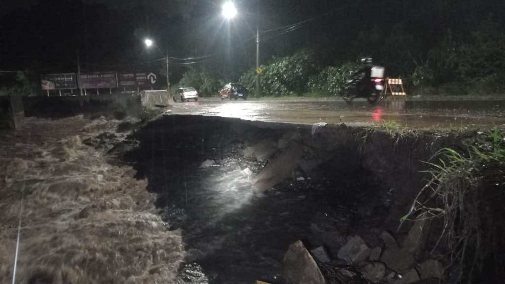 Chuva em São Carlos: colapso da calçada na região da Curva do Joinha