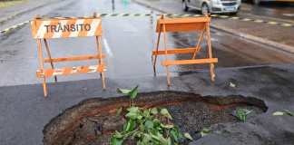 Departamento de Trânsito alerta para buraco aberto pela chuva em cruzamento da Trabalhador São-carlense