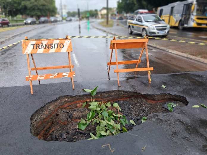 Departamento de Trânsito alerta para buraco aberto pela chuva em cruzamento da Trabalhador São-carlense