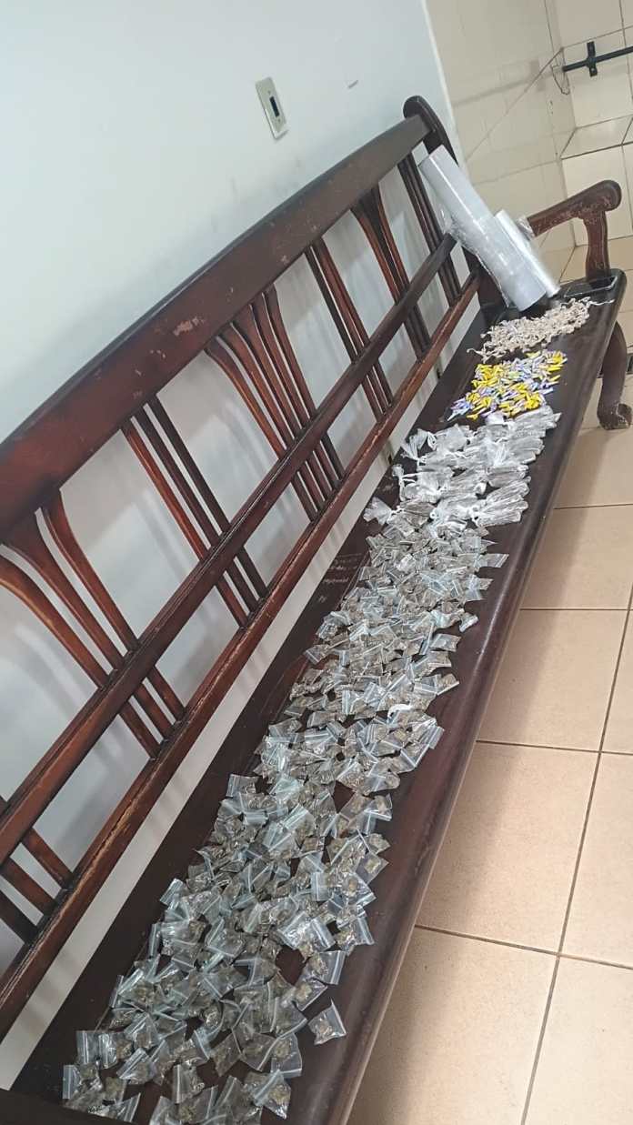 PM detém suspeito de tráfico e apreende drogas no Santa Felícia PM detém suspeito de tráfico e apreende drogas no Santa Felícia