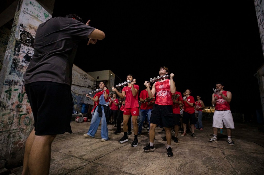 Além dos desfiles de rua, o Carnaval de São Carlos também resgata a tradição dos clubes, com atividades no Flor de Maio, e promove bailes em diferentes bairros, como Bicão, Santa Eudóxia e Água Vermelha.