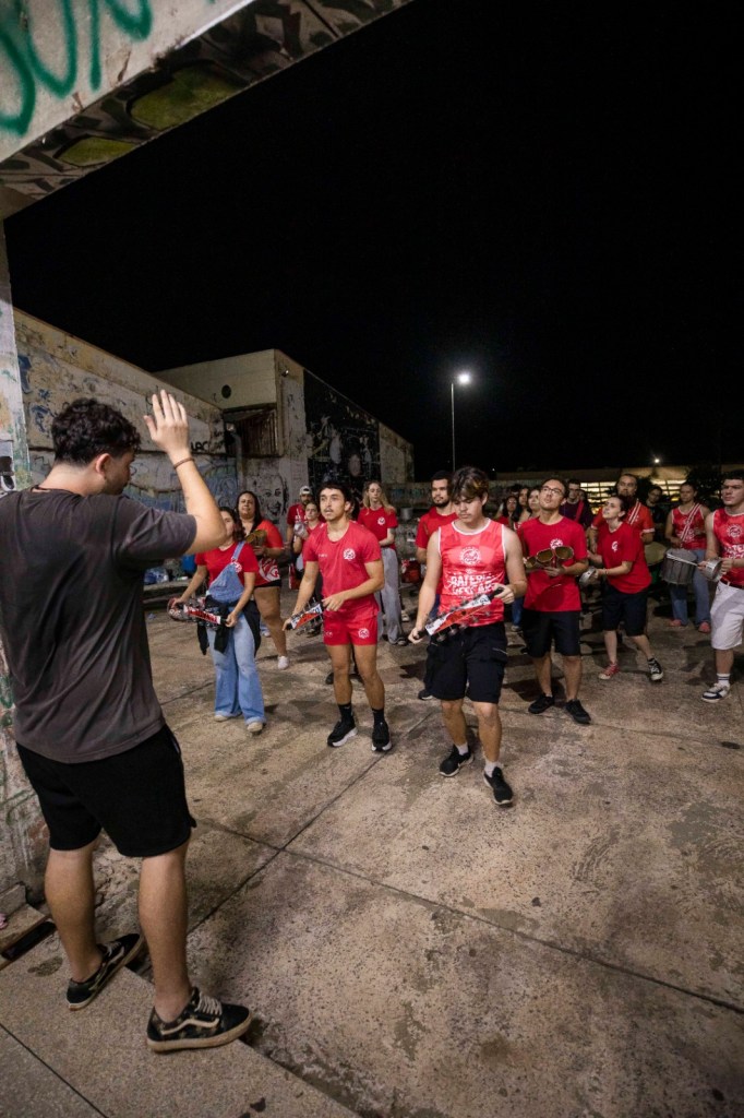 Além dos desfiles de rua, o Carnaval de São Carlos também resgata a tradição dos clubes, com atividades no Flor de Maio, e promove bailes em diferentes bairros, como Bicão, Santa Eudóxia e Água Vermelha.