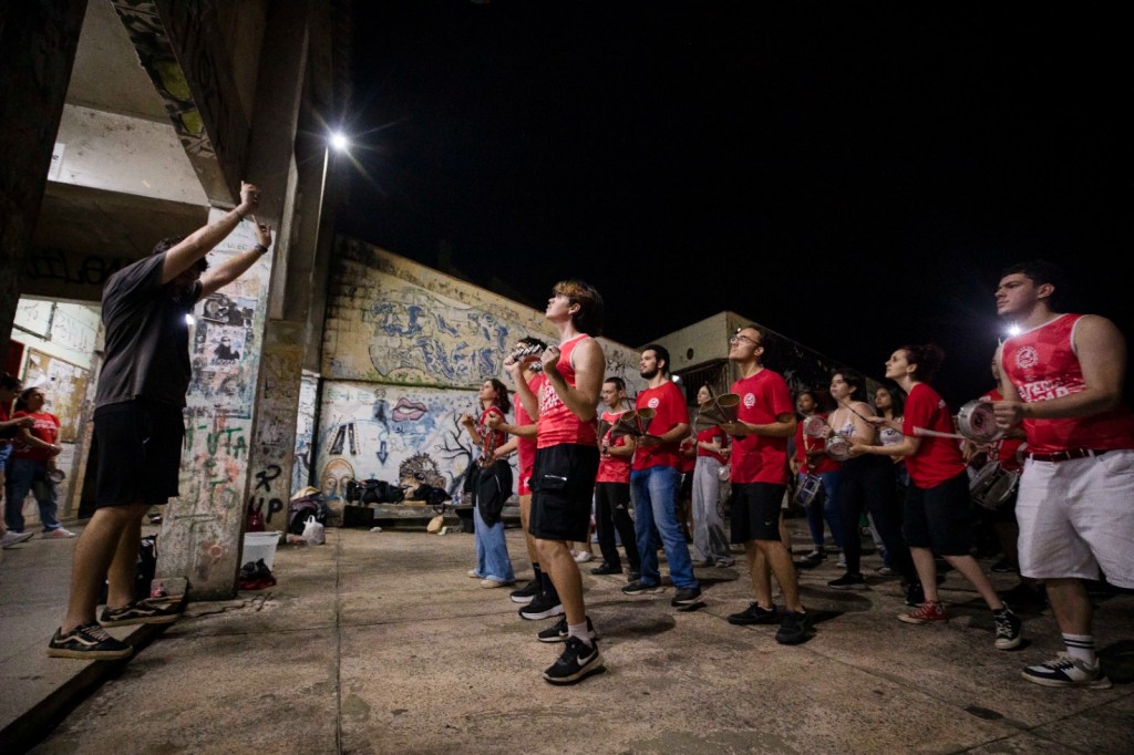 Além dos desfiles de rua, o Carnaval de São Carlos também resgata a tradição dos clubes, com atividades no Flor de Maio, e promove bailes em diferentes bairros, como Bicão, Santa Eudóxia e Água Vermelha.