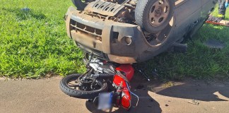 Acidente: sequência de colisões termina com moto presa embaixo de carro na SP 215 Acidente: moto ficou presa embaixo de carro