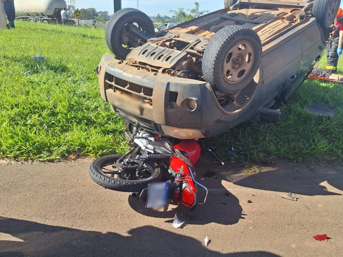 Acidente: moto ficou presa embaixo de carro Acidente: moto ficou presa embaixo de carro