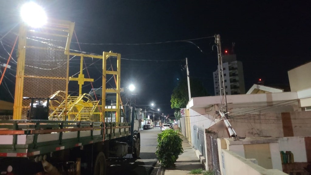 Caminhão arrancou fiação
