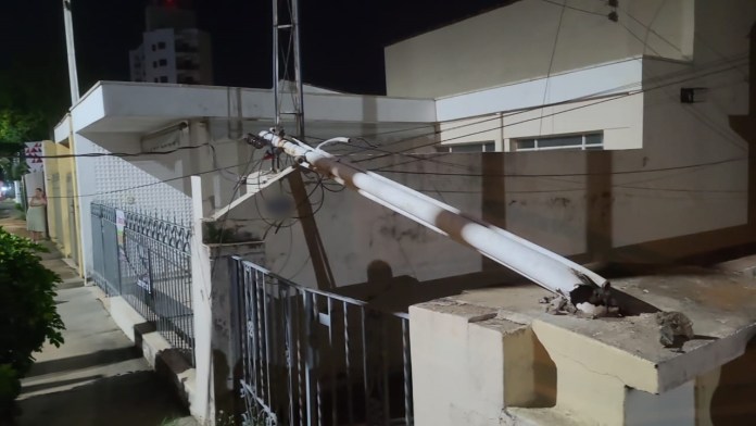 Caminhão arrancou fiação Caminhão arrancou fiação