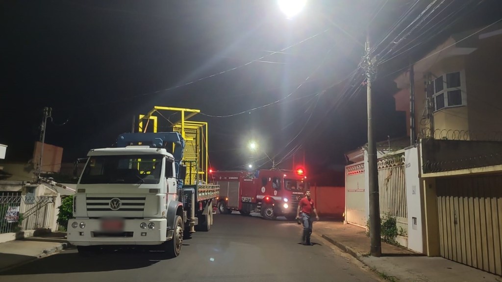 Caminhão arrancou fiação