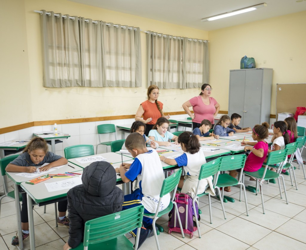 Rede contrata professores