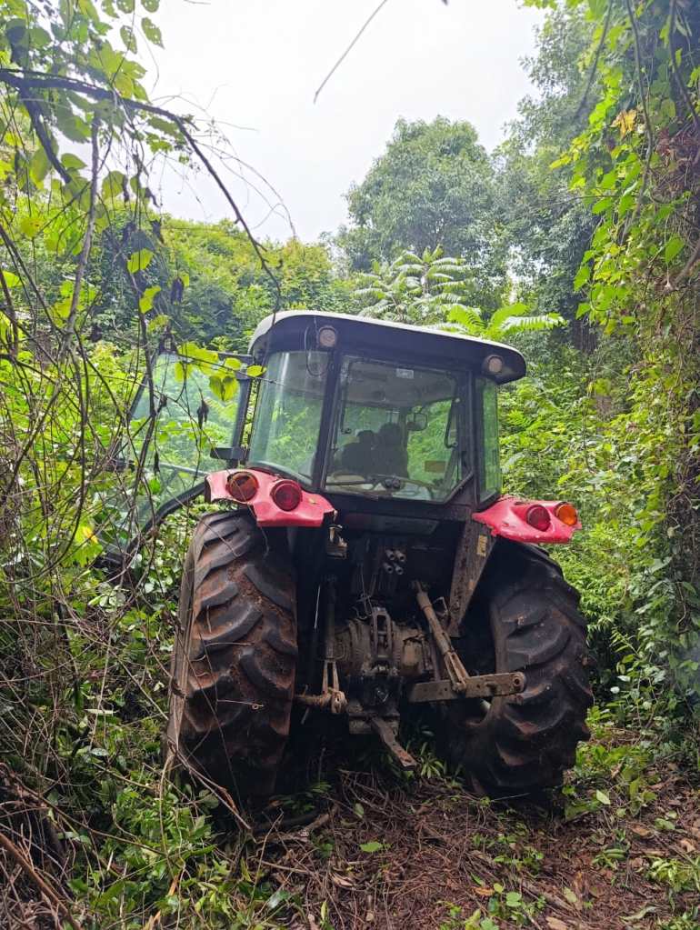 Trator recuperado após tranbalho conjunto