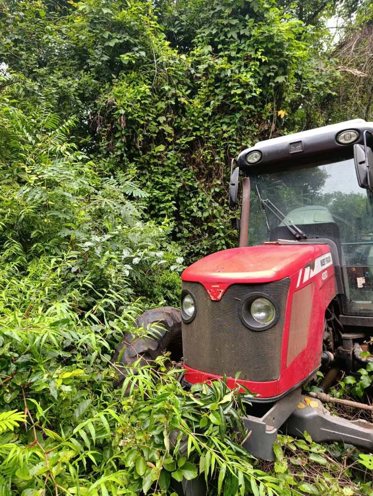 Trator recuperado após tranbalho conjunto