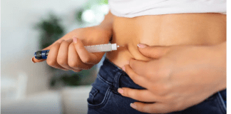 Anvisa alerta para risco de pancreatite ligado a canetas emagrecedoras “Conhecidos popularmente como canetas emagrecedoras, esses medicamentos devem ser utilizados exclusivamente conforme as indicações aprovadas em bula e sob prescrição e acompanhamento de profissional habilitado”, destacou a agência no comunicado.