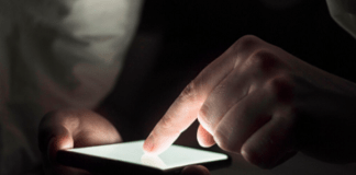 Acesso ao celular do parceiro sem consentimento passa a ser crime e pode resultar em até 4 anos de prisão Acesso ao celular do parceiro sem consentimento passa a ser crime e pode resultar em até 4 anos de prisão