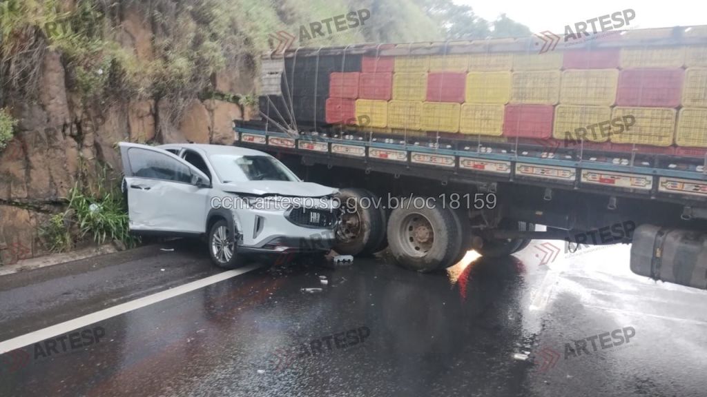 Após acidente: carro parou na barreira de pedras