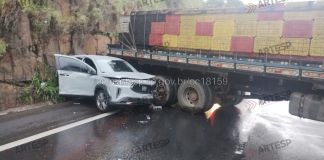Acidente na WL: caminhão joga carro para fora da pista Após acidente: carro parou na barreira de pedras