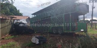 Após acidente na SP 215, caminhão saiu da pista e só parou em propriedade da região Acidente na SP 215