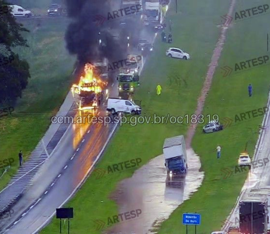 Após grave acidente, caminhão pega fogo na Washington Luís