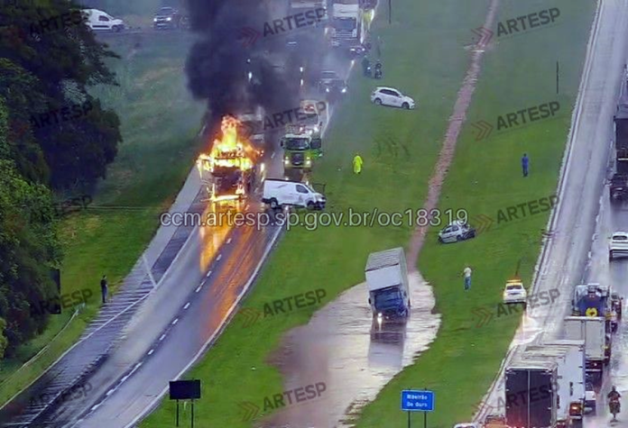 Após grave acidente, caminhão pega fogo na Washington Luís Após grave acidente, caminhão pega fogo na Washington Luís