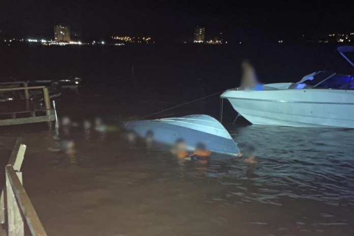 Lancha colidiu em pier Lancha colidiu em pier