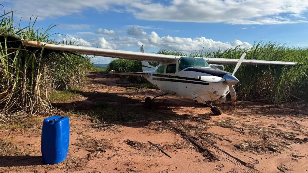 Operação da PM encontra avião no meio de canavial