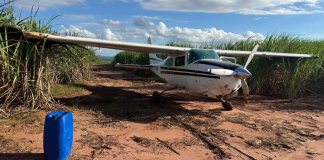 Operação da PM encontra avião no meio de canavial