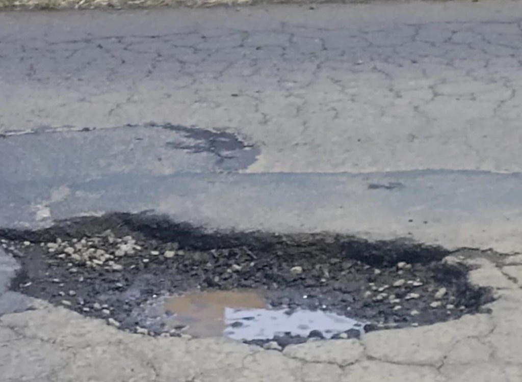 Motorista estoura amortecedor em buraco na Heitor José Reali