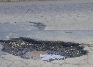 Motorista estoura amortecedor em buraco na Heitor José Reali