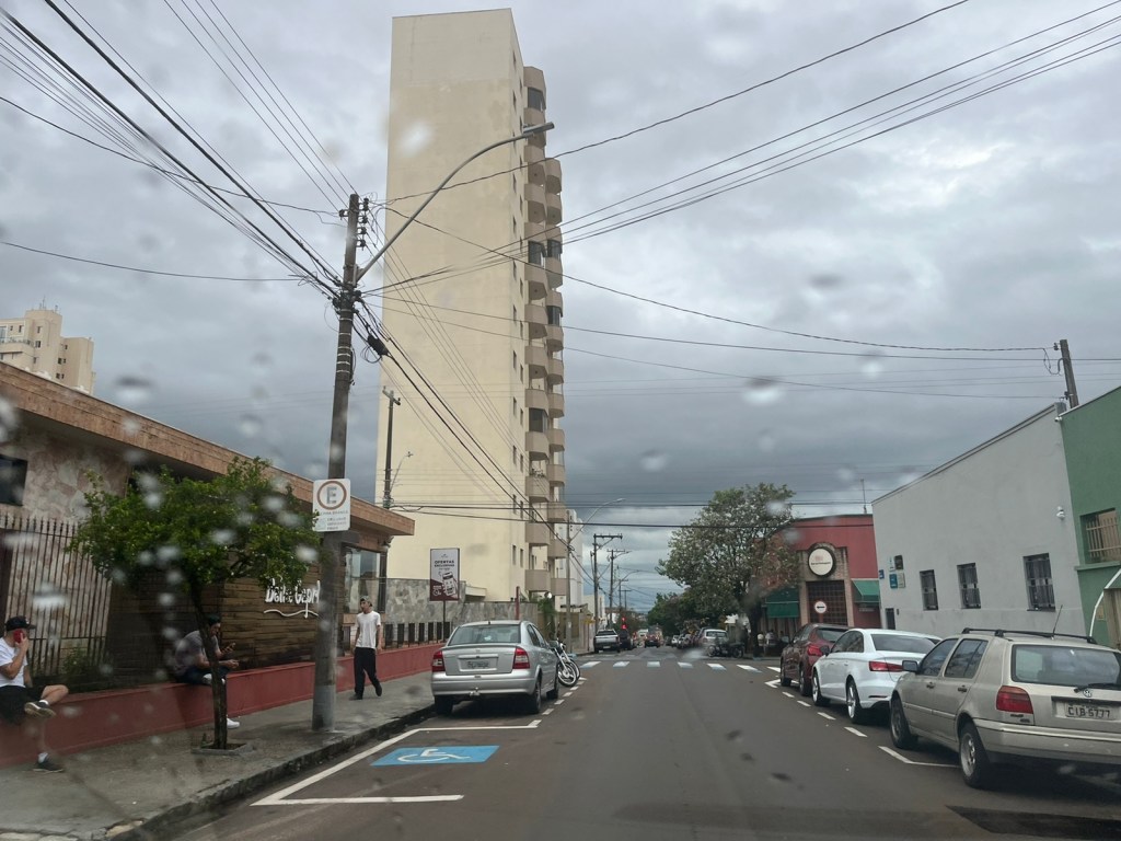 Virada no tempo traz chuva e queda nas temperaturas em São Carlos; veja a previsão