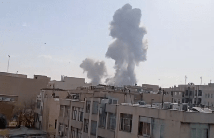 De acordo com a Agência de Notícias da República Islâmica (Irna, na sigla em inglês), um dos ataques foi em uma escola de meninas, em Minab, sul do Irã, deixando ao menos 85 alunos mortos e 60 feridos. Cerca de 50 pessoas ainda estavam sob escombros. 