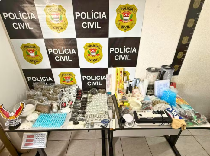 Operação policial prende três e apreende drogas, armas e 70 veículos