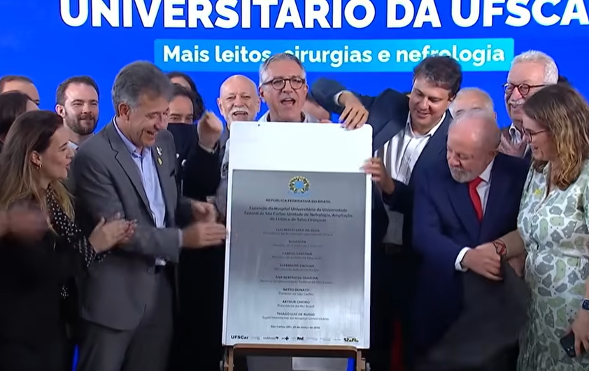 Lula descerra a placa das ampliações na UFSCar