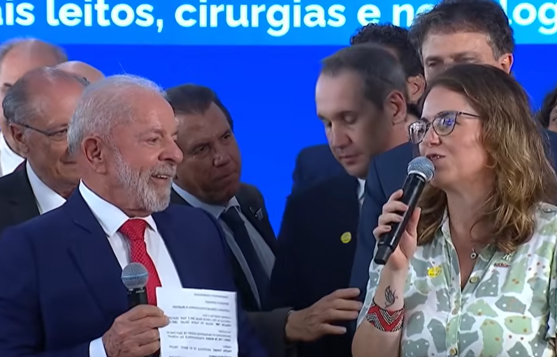 Lula com a reitora Ana Beatriz Oliveira