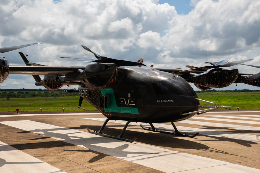 A Eve Air Mobility (“Eve”) (NYSE: EVEX, EVEXW; B3: EVEB31), líder no desenvolvimento de soluções para a mobilidade aérea avançada, recebeu autoridades do governo para a realização de um voo do seu protótipo de engenharia na unidade da Embraer em Gavião Peixoto (SP