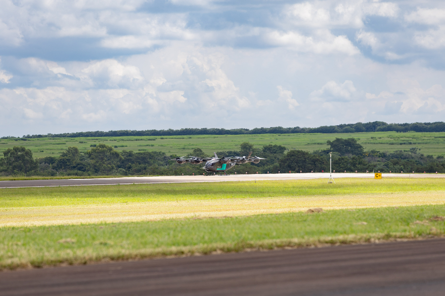 A Eve Air Mobility (“Eve”) (NYSE: EVEX, EVEXW; B3: EVEB31), líder no desenvolvimento de soluções para a mobilidade aérea avançada, recebeu autoridades do governo para a realização de um voo do seu protótipo de engenharia na unidade da Embraer em Gavião Peixoto (SP