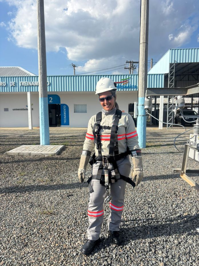 Mulheres na CPFL: Beatriz fez o primeiro curso de eletricistas para mulheres e logo entrou na companhia. (Fotos: Divulgação/CPFL Energia) Mulheres na CPFL: Beatriz fez o primeiro curso de eletricistas para mulheres e logo entrou na companhia. (Fotos: Divulgação/CPFL Energia)