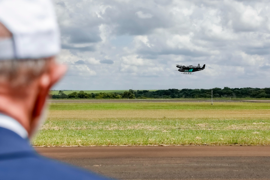 A Eve Air Mobility (“Eve”) (NYSE: EVEX, EVEXW; B3: EVEB31), líder no desenvolvimento de soluções para a mobilidade aérea avançada, recebeu autoridades do governo para a realização de um voo do seu protótipo de engenharia na unidade da Embraer em Gavião Peixoto (SP