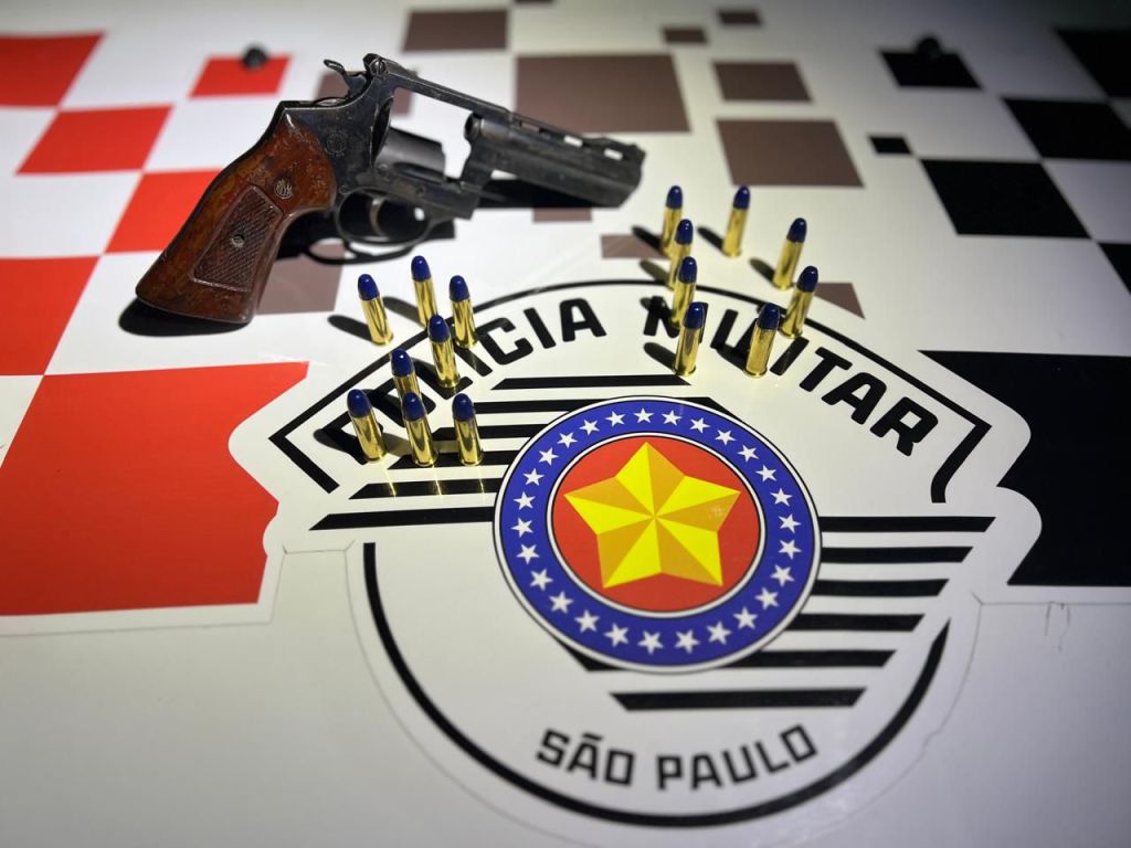 A arma e as munições foram apreendidas para perícia