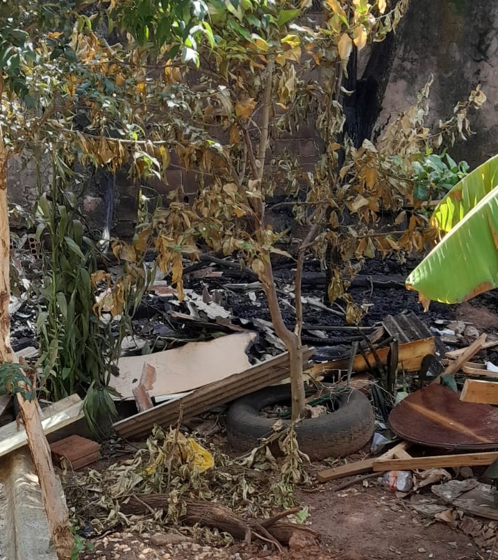 Barraco foi destruído por incêndio