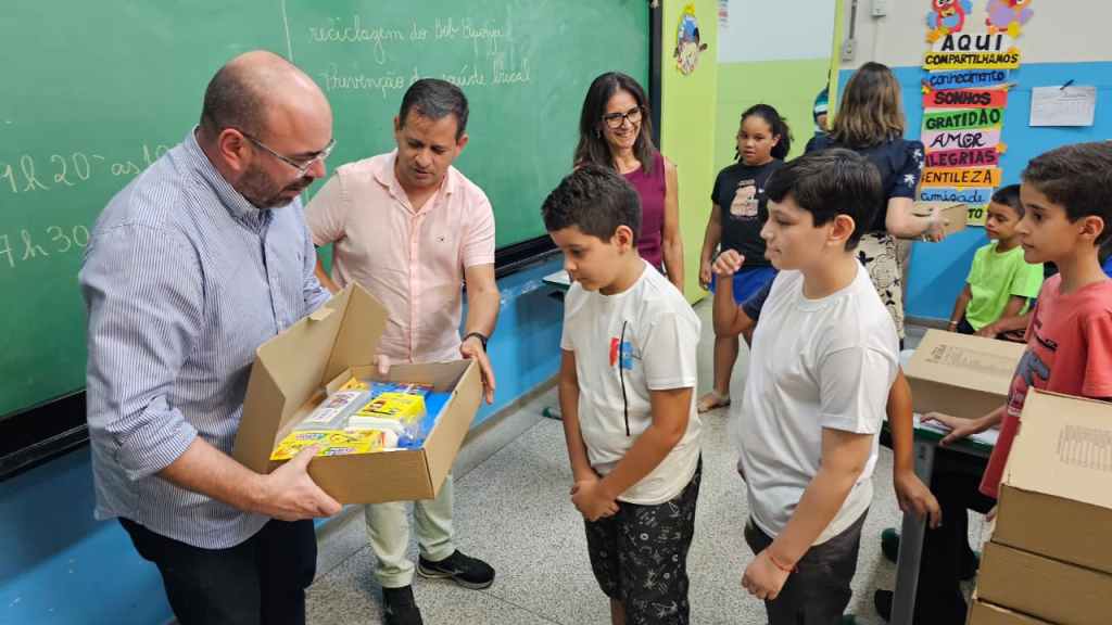 Entrega de kits escolares
